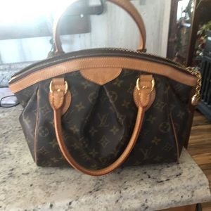 Authentic Louis Vuitton purse in immaculate cond